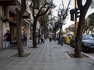 Proseguiamo mantenendoci sempre sulla sinistra, sul lato �murattiano� di corso Cavour. Il tratto da noi battuto � un centro commerciale a cielo aperto, fatto soprattutto di negozi di abbigliamento e scarpe
